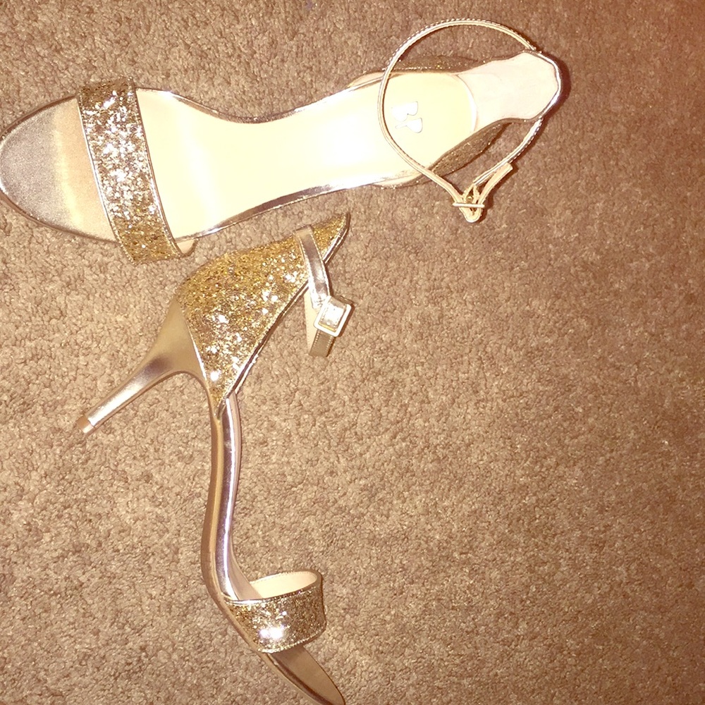 Shiny gold heels that make you look cool always!